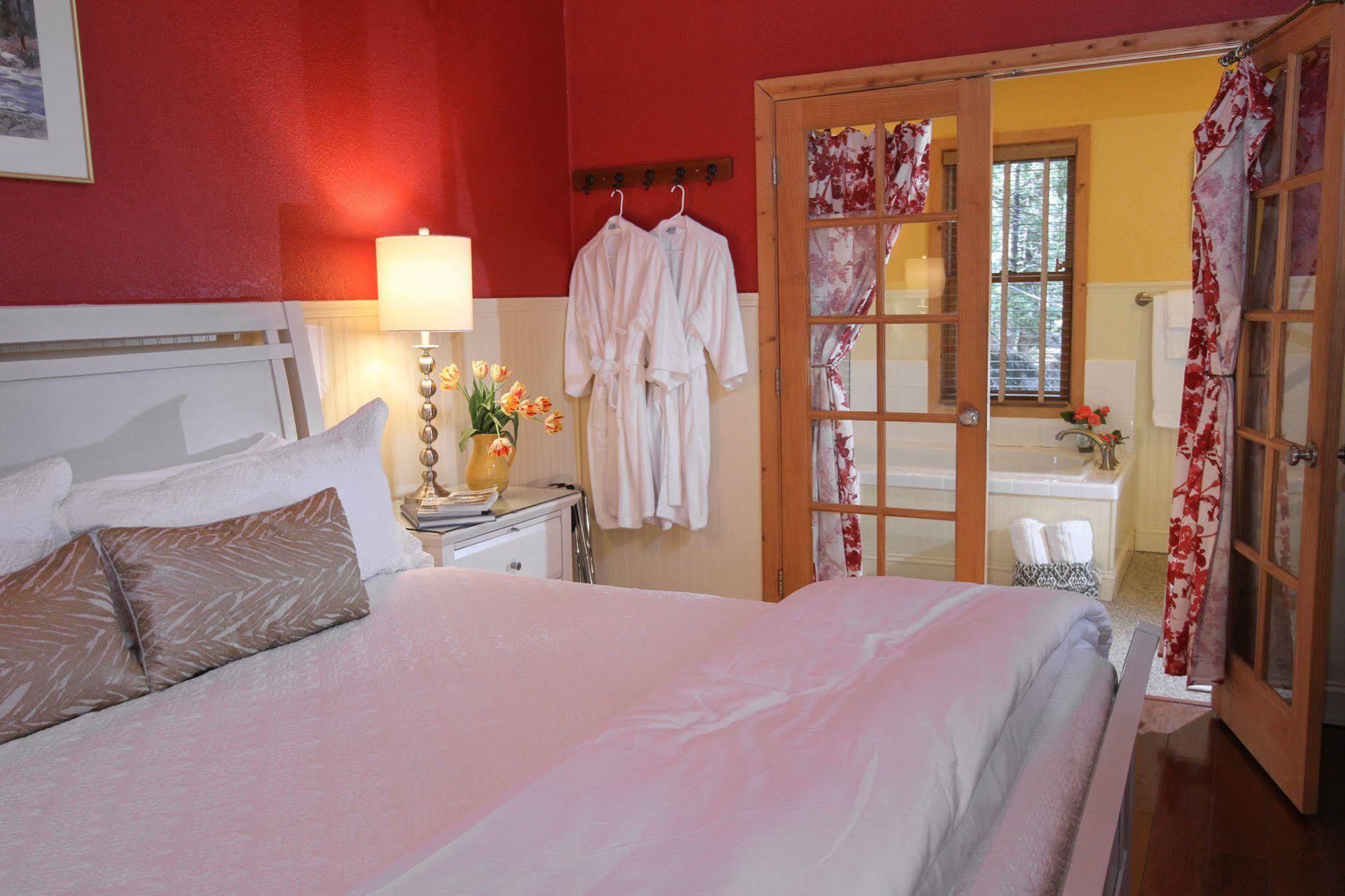 Elliott House Boutique
